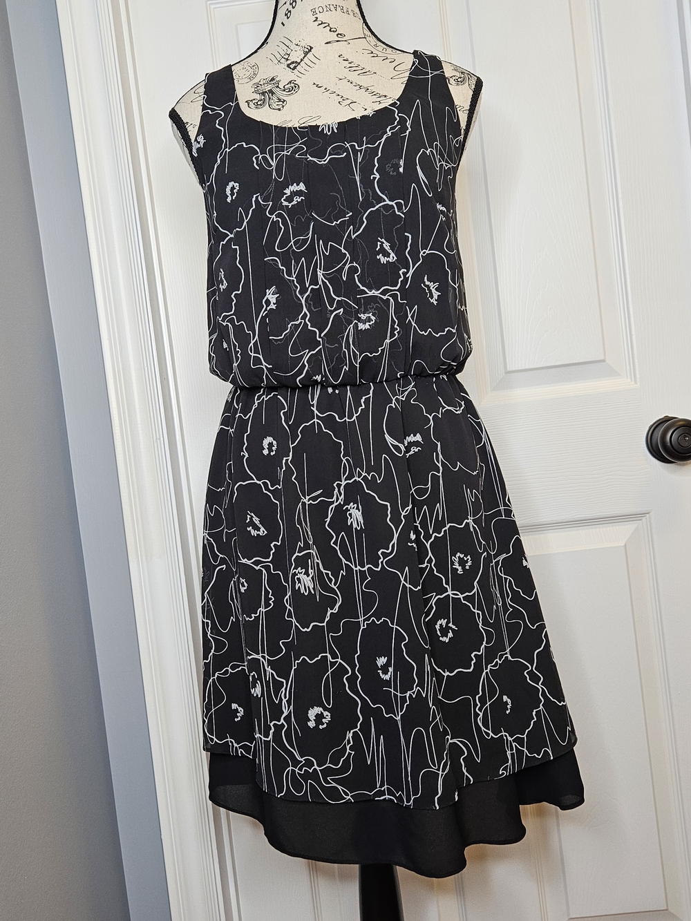 NWOT Reitmans Black Sleeveless Dress Blouson Cream Gray Floral Outline Size XS